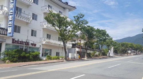 (경주=연합뉴스) 임상현 기자 = 지난해 9월 12일 강진으로 수학여행단을 받지 못한 경주 불국사 숙박단지. 6∼7곳이 적자경영으로 휴업하거나 폐업했다.