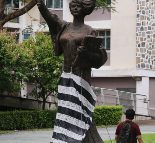 홍콩 중문대학에 걸린, 최근 투옥된 16명의 명단이 적힌 현수막