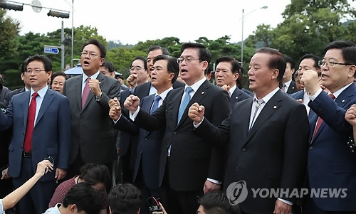 靑 항의방문 한국당 의원들, 대통령 면담불발에 "매우 유감"(종합2보) - 1