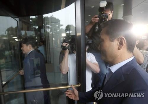 검찰 청사 들어가는 엄용수 의원