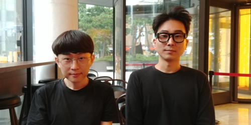 (서울=연합뉴스) 정아란 기자 = 1988 서울 하계올림픽 디자인의 디지털 복원 작업을 하는 이성은(왼쪽)·이재훈 디자이너. 2017.9.10. airan@yna.co.kr