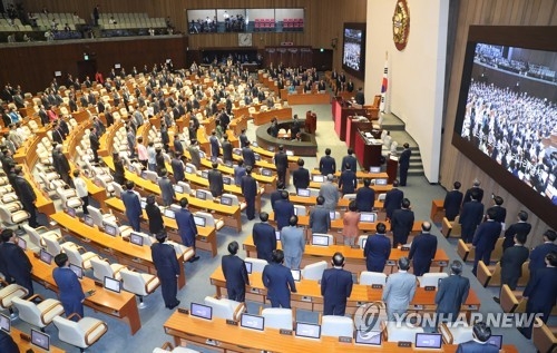 국회, 文정부 첫 대정부질문 시작…與 '적폐청산' 野 '독선견제' - 1