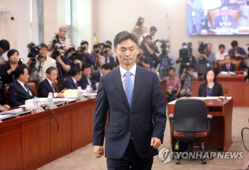자리로(서울=연합뉴스) 신준희 기자 = 박성진 중소벤처기업부 장관 후보자가 11일 서울 여의도 국회에서 열린 인사청문회에서 선서문을 제출한 뒤 자리로 돌아가고 있다. 2017.9.11hama@yna.co.kr