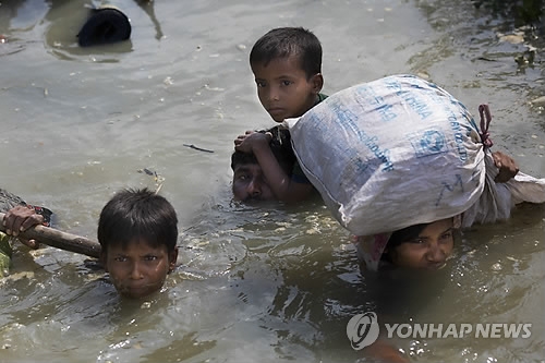 강을 건너 방글라데시 향하는 로힝야족 난민들