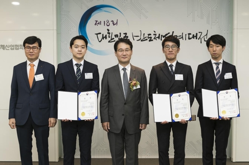 '제18회 대한민국 반도체 설계대전'에서 대상인 '산업부 장관상'을 수상한 고려대 브레이드팀(최윤재, 이연호, 최종혁)과 김철우 지도교수(좌), 안세진 산업부 전자부품과장(가운데)이 기념촬영을 하는 모습.
