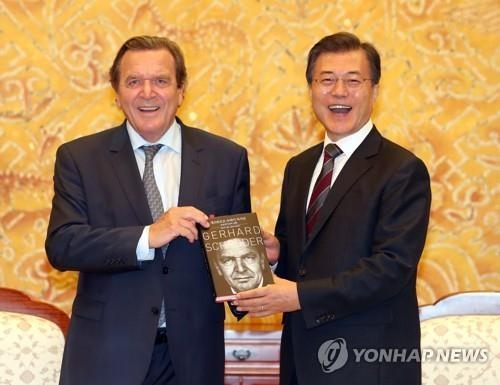 슈뢰더 전 독일 총리 자서전 선물받는 문 대통령