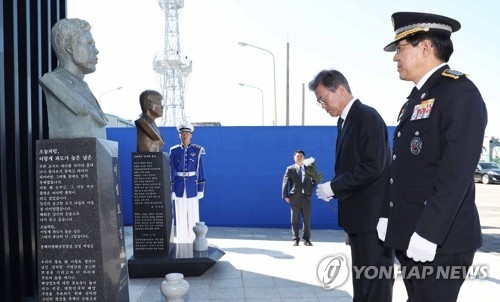 문 대통령, 고 오진석-이청호 해경 흉상에 헌화