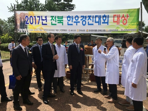 전북 한우경진대회…한우 55마리 출품 경합 벌여 - 1