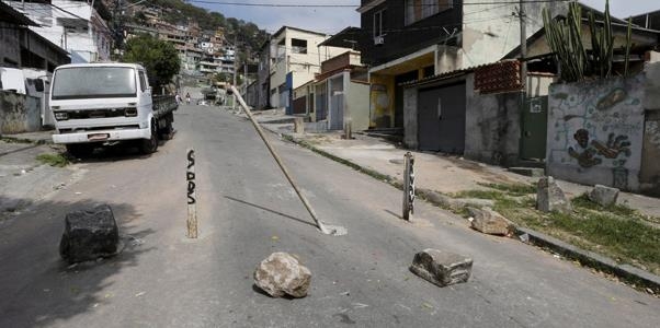 범죄조직원들이 경찰 차량의 진입을 막기 위해 도로에 돌을 설치했다. [브라질 뉴스포털 UOL]