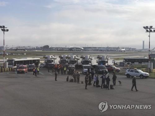 파리공항서 '폭발' 허위협박…런던행 여객기 탑승객 모두 내려 - 2