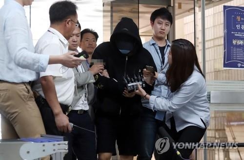 영장심사 위해 법정 향하는 남경필 지사 장남