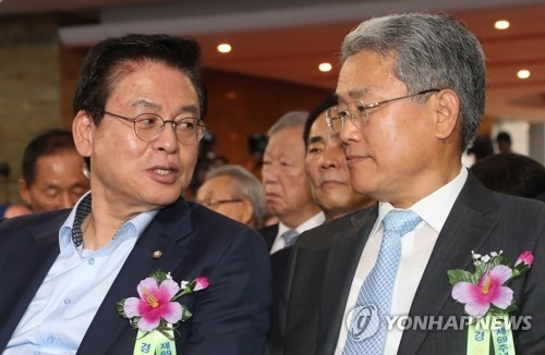 정우택, 김동철 만나 '김명수 반대' 막판 당부 - 1