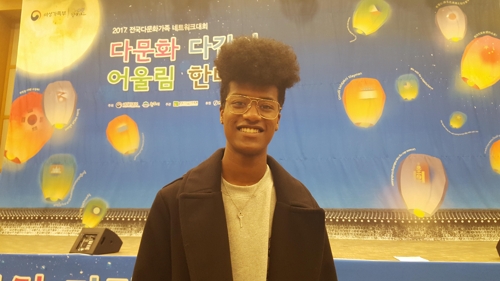 나이지리아계 다문화 고교생 모델 한현민 군이 제11회 전국다문화가족네트워크대회가 열린 21일 강원도 원주 한솔오크밸리 컨벤션홀에서 연합뉴스와의 인터뷰에 응하고 있다.