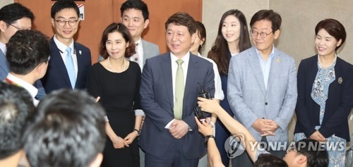 與, 시민공천·권리당원 요건완화 논의…당원권한 극대화하나 - 2