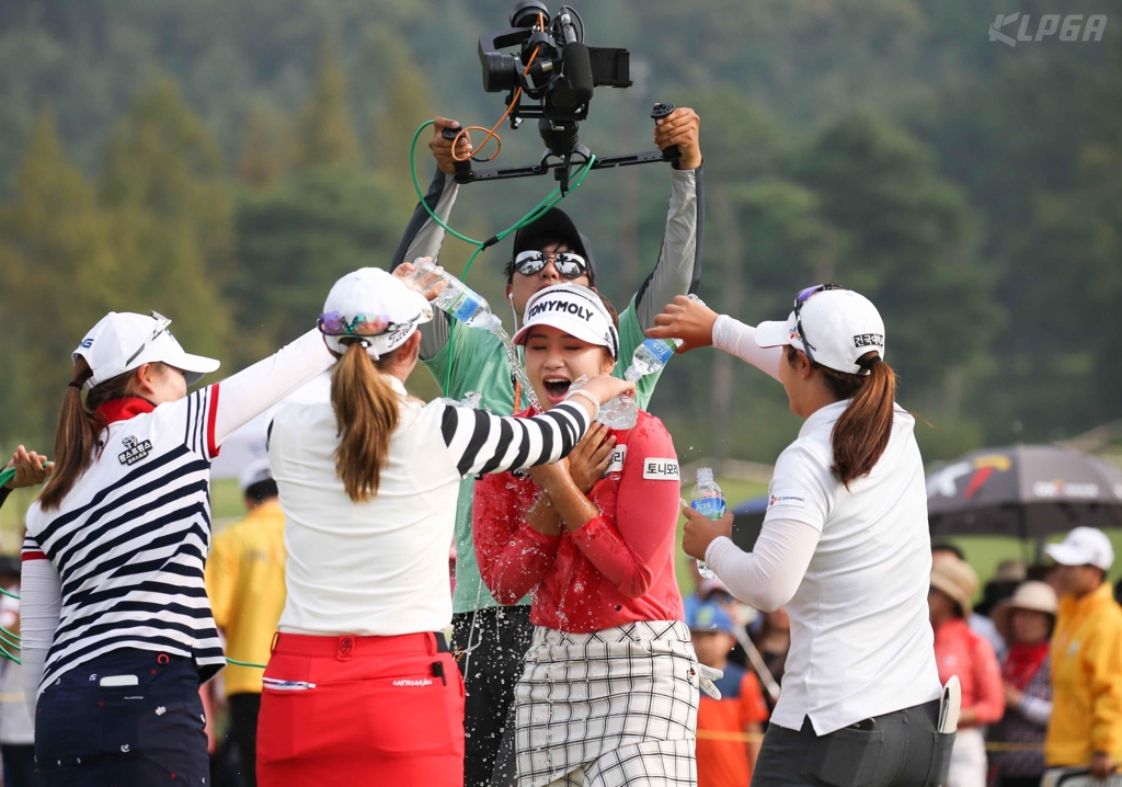 축하 물세례 받는 이정은.(KLPGA 제공)