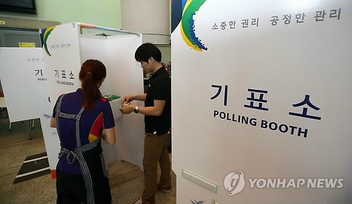 투표함 관리하는 선관위 직원들