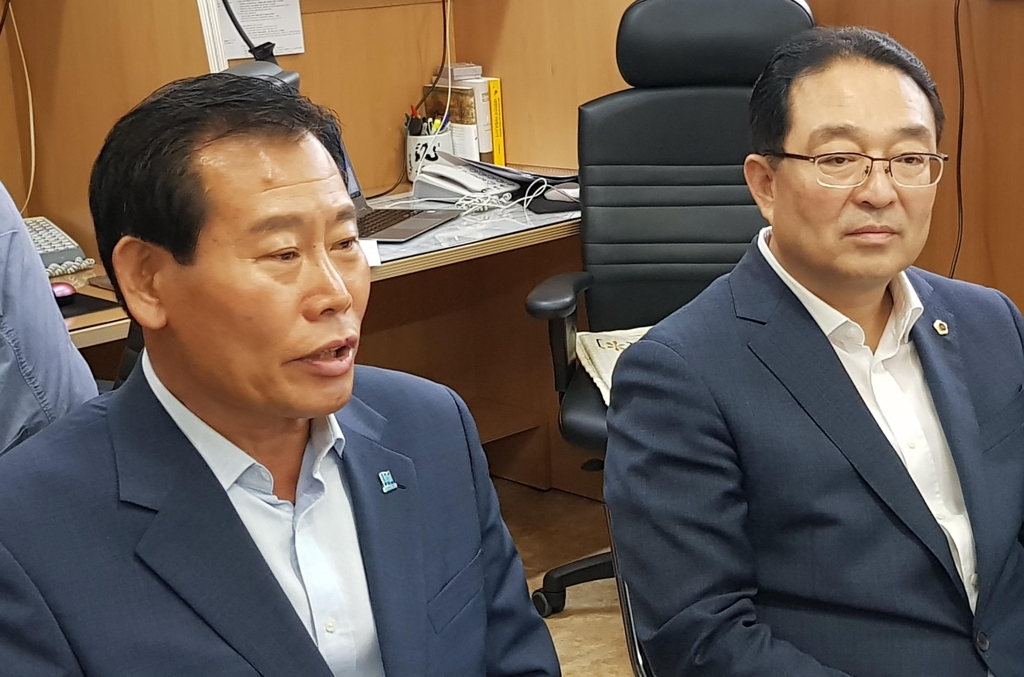 군수 출마 의사 밝히는 김재종(왼쪽) 전 충북도의원