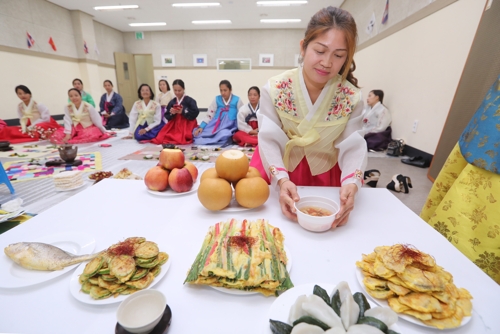 차례상 올리는 법 배우는 모습.