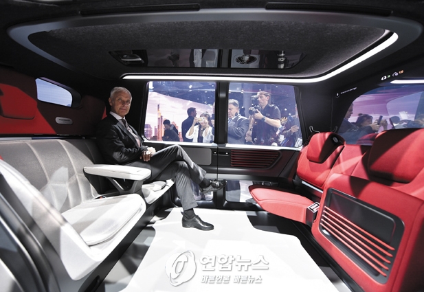 자율주행차 ‘세드릭’ 내부에 앉아 있는 마티아스 뮐러 폴크스바겐 대표. AP_연합뉴스