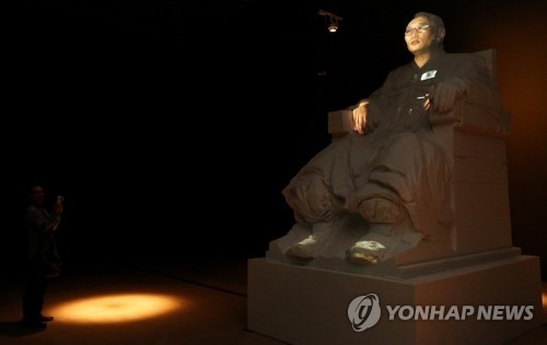국립현대미술관 서울관에 전시된 크지슈토프 보디츠코의 신작 '나의 소원'