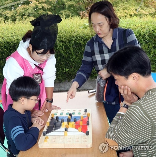 전통놀이 즐기는 가족