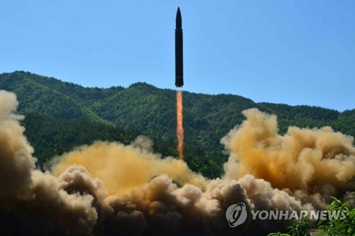 북한의 지난 7월 4일 ICBM급 '화성-14형' 시험발사 장면