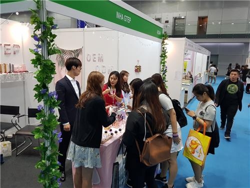 말레이 뷰티 엑스포에서 현장 판매하는 인하대 GTEP