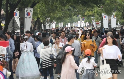 추석 연휴 막바지에 한옥마을을 찾은 인파