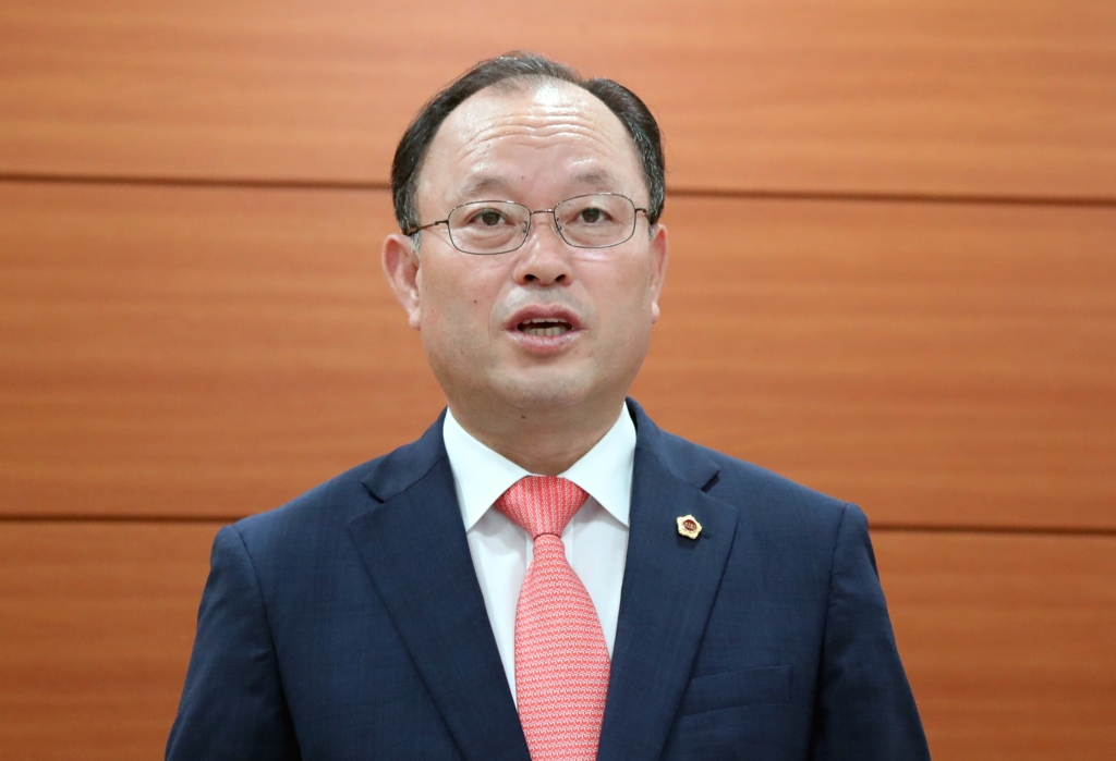 기자회견하는 윤시철 울산시의장