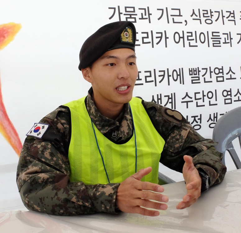 국제어린이마라톤 자원봉사자 하경수 상병이 숨진 동생과의 애틋한 사연을 털어놓으며 참여 동기를 설명하고 있다.