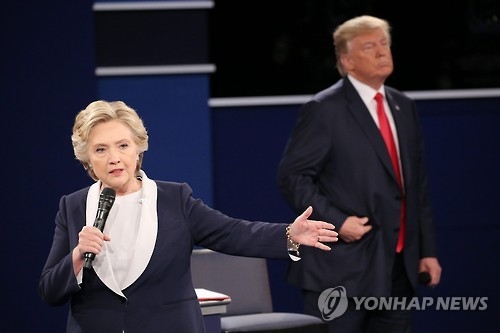 작년 미국 대선TV토론에 참가한 도널드 트럼프 대통령과 힐러리 클린턴 전 국무장관