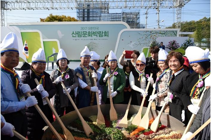 비빔밥 비비는 이석형(왼쪽 4번째) 산림조합중앙회장