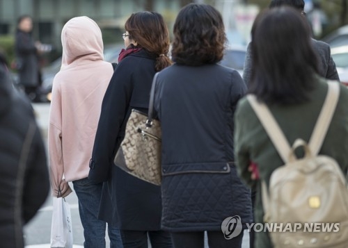 '추운 출근길'(서울=연합뉴스) 윤동진 기자 = 올 가을 들어 가장 추운 날씨를 보인 30일 오전 서울 세종로사거리에서 외투를 입은 시민들이 횡단보도 보행신호를 기다리고 있다. 2017.10.30mon@yna.co.kr(끝)