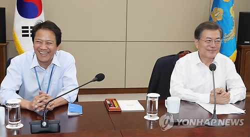 환하게 웃는 문 대통령과 비서실장