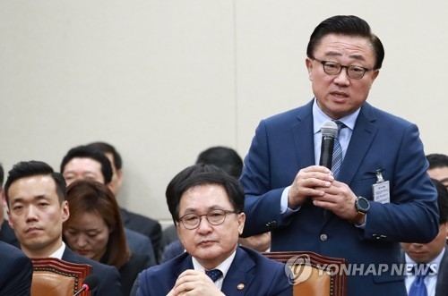 답변하는 고동진 삼성전자 사장