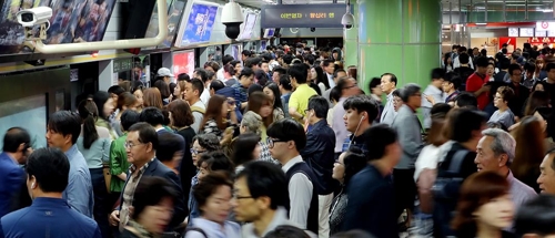 (서울=연합뉴스) 진연수 기자 = 2016년 9월 29일 오전 서울 지하철 분당선 선릉역에서 왕십리행 열차가 정차하는 사고로 일부 구간 열차 운행이 지연되면서 출근길 시민이 큰 불편을 겪고 있다.