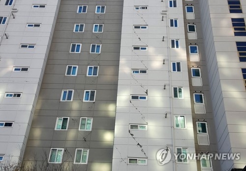(포항=연합뉴스) 손대성 기자 = 18일 경북 포항 한 아파트 외벽이 지진으로 금이 가 있다.