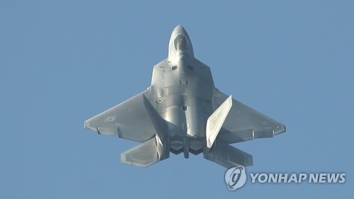 지난달 21일 한국 상공 비행하는 F-22