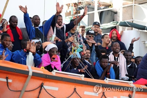13일 비정부기구(NGO)의 구조선을 타고 이탈리아 팔레르모 항에 도착한 아프리카 난민들 [EPA=연합뉴스] 
