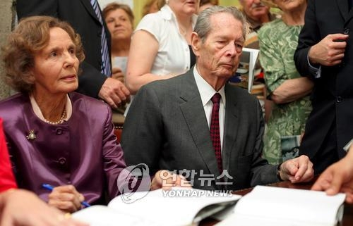 루마니아 마지막 왕 미하이 1세와 왕비 앤의 2008년 결혼 60주년 때 모습 [EPA=연합뉴스]