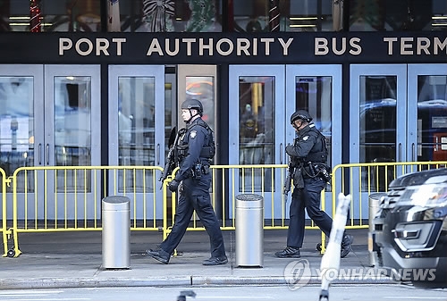 뉴욕 맨해튼서 '폭탄 테러'…용의자 포함 4명 부상 