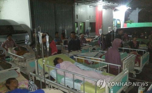 지진 발생후 병원 밖으로 대피한 환자들[AP=연합뉴스]