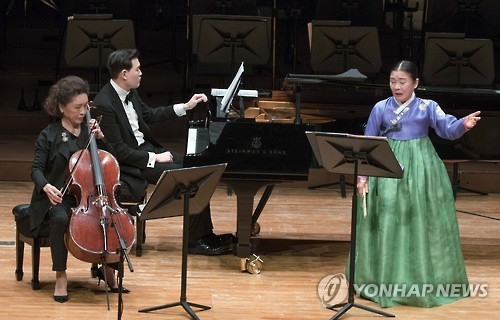 작년 2월 서울 예술의전당에서 열린 'G-365 평창동계올림픽 성공기원 음악회'에서 안 명창이 '세 개의 사랑가'를 부르고 있다. 당시 첼리스트는 정명화, 피아니스트는 한상일.
