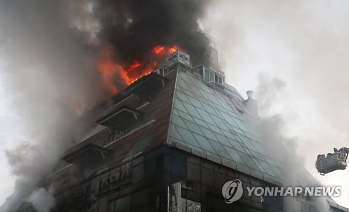 제천 스포츠센터 사망자 29명 중 28명 신원 확인 - 2