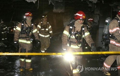 1층 주차 차량 발화 맞나…제천 화재 합동감식 착수 - 2