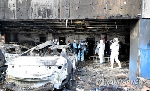 "제천 화재 1층 천장 불붙은 스티로폼 차량에 떨어져 발화"(종합) - 1