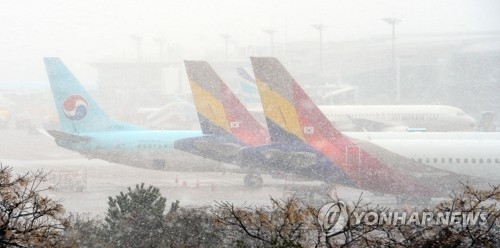 눈보라 몰아치는 제주국제공항