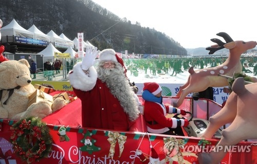 13일 축제장을 누비는 핀란드 산타마을 산타[연합뉴스 자료사진]