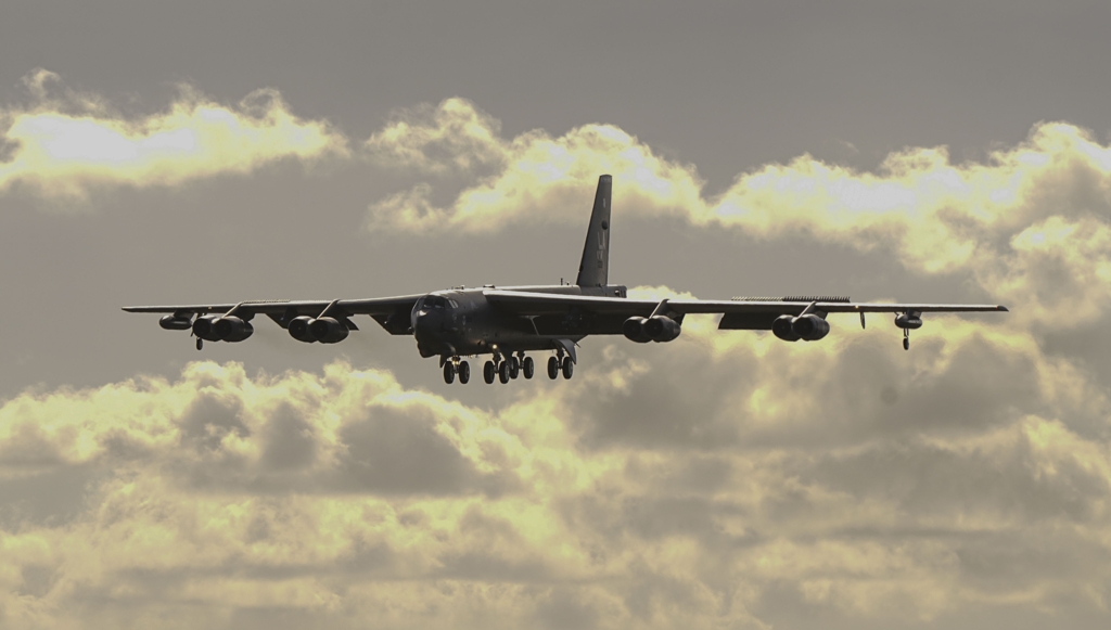 괌 앤더슨 공군기지에 착륙하는 B-52H