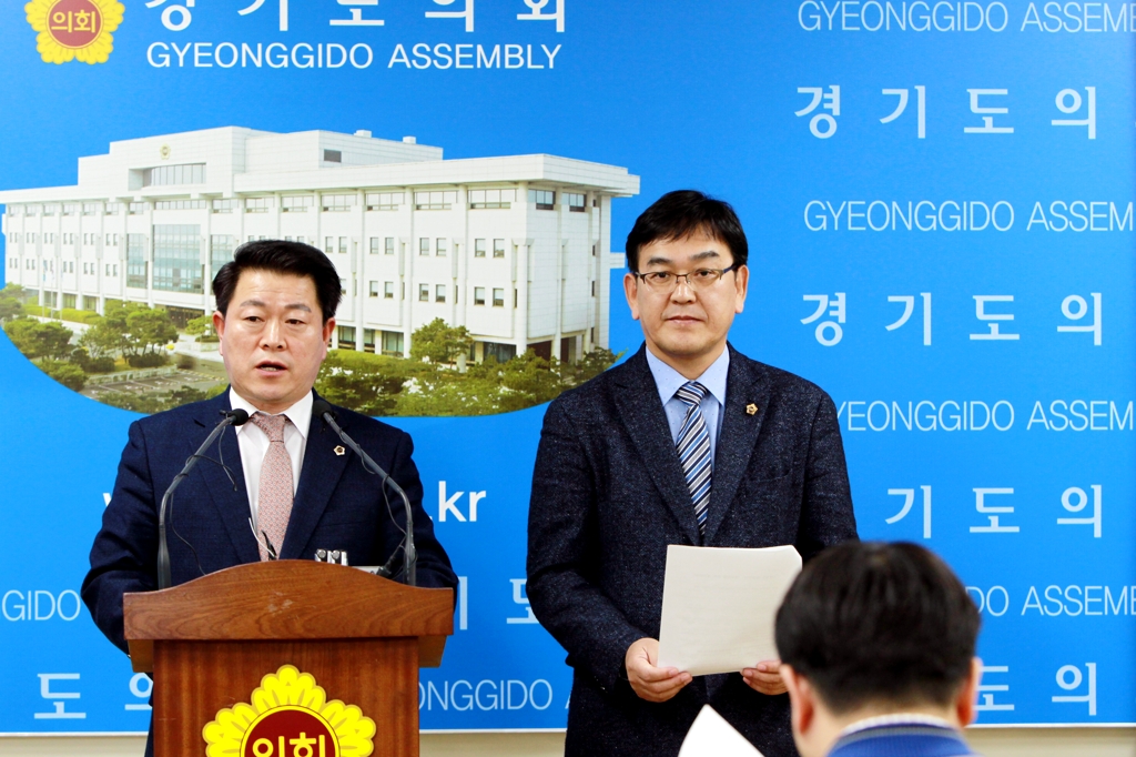  '연정 종료' 제안하는 도의회민주당 박승원(왼쪽) 대표와 김종석 수석부대표